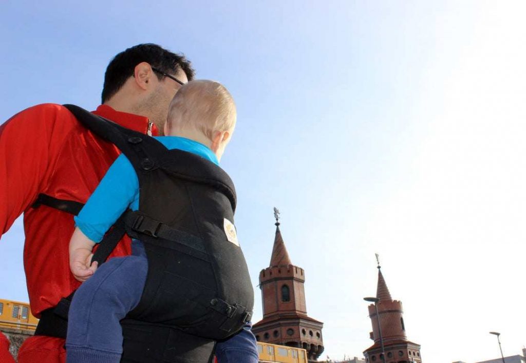 Vater trägt 1jährigen Jungen in der Ergobaby Adapt Babytrage