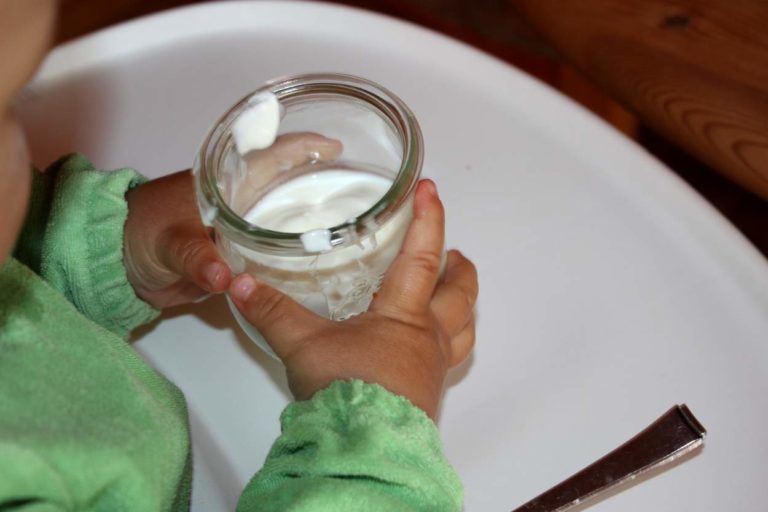 Ab wann dürfen Babys Joghurt essen? Rubbelbatz
